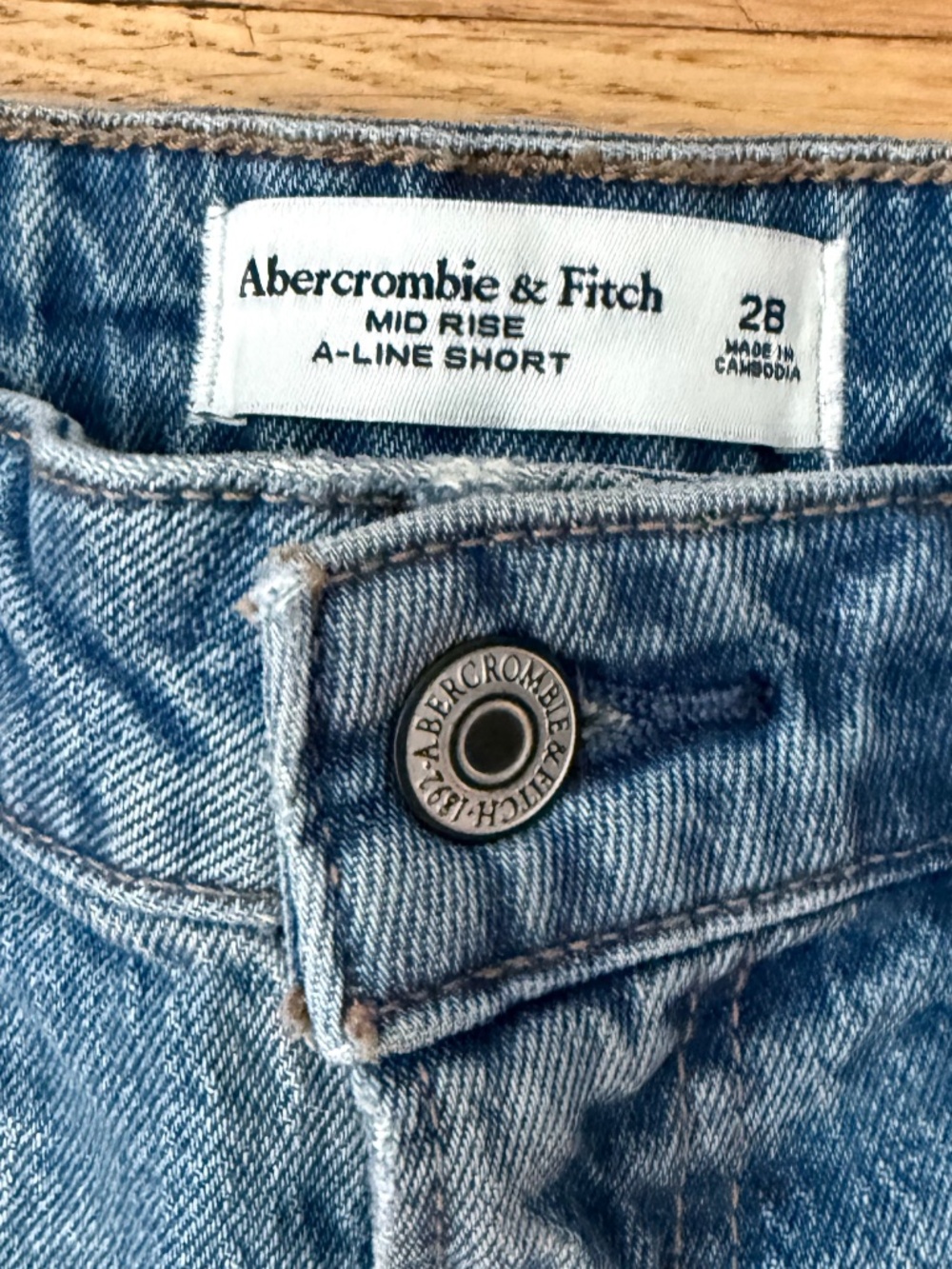 NWT Abercrombie Curve Love Mid Rise A-Line Denim Shorts 28/6 Medium Wash - Picture 7 of 8